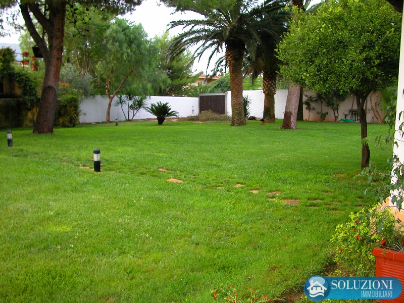 Villa Indipendente Mq 400 circa + 3000 Mq Giardino